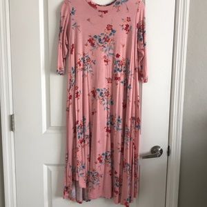 Beautiful floral dress with pockets!